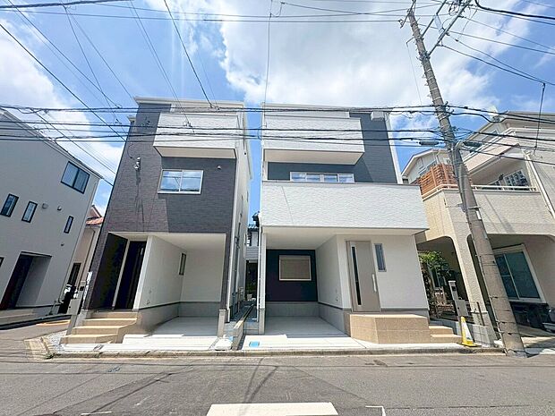【2号棟】左側が当物件。スーパーやコンビニなどが徒歩7分圏内で買い物便利な住環境。