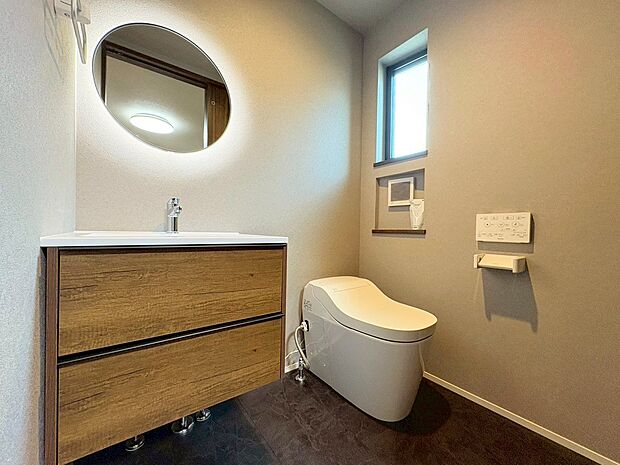 パウダールームとしても使えるオシャレなトイレ空間。