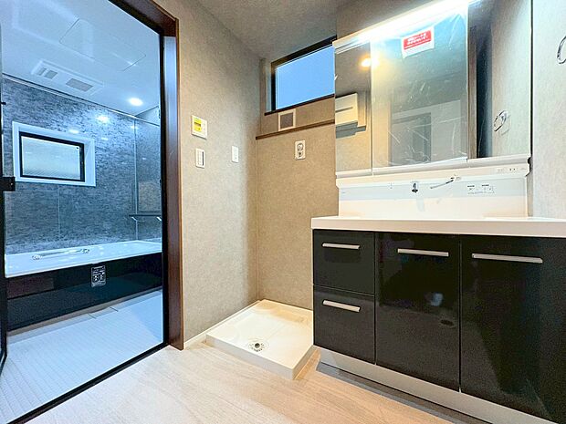 玄関そばに設置した洗面・脱衣室は、帰宅後すぐに手洗いができます。