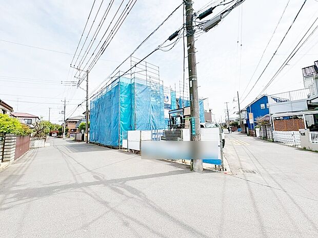 開放感のある角地に佇みます。岩槻駅徒歩18分の立地。(令和8年4月 撮影)