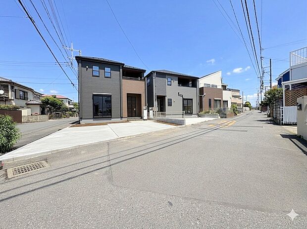 左側が当物件。開放感のある角地に佇みます。岩槻駅徒歩18分の立地。