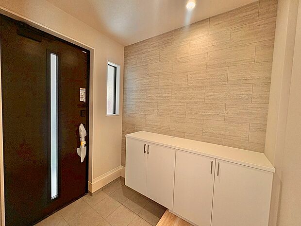 広々とした玄関には拘りました。季節ごとのお花を飾るのも良いですね。