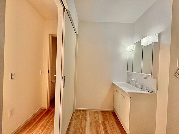 湿気がこもりやすい洗面所には窓があり換気がしっかり行えます。