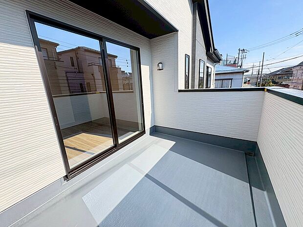 たくさんの日差しと風を受け洗濯物もすぐに乾きそうですね。