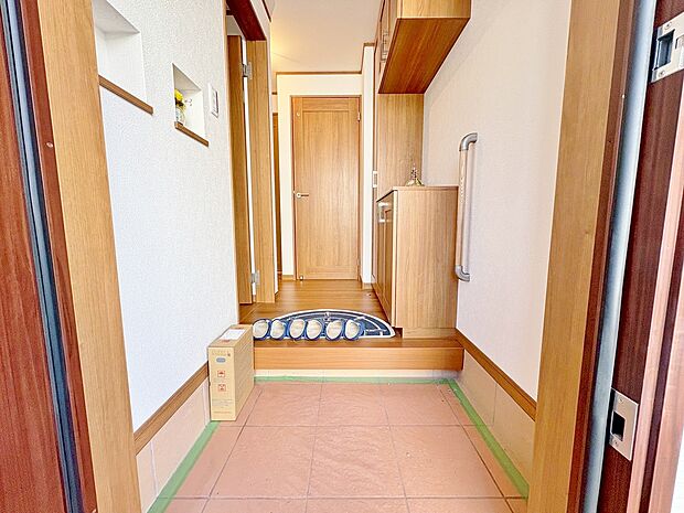 明るくコントラストのある、開放感と清潔感を兼ね備えた玄関。