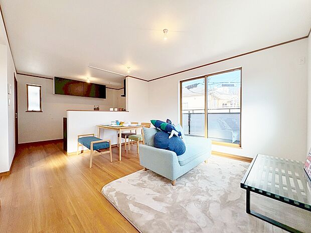 採光通風を確保した心地よいリビング空間を2階に設けました。