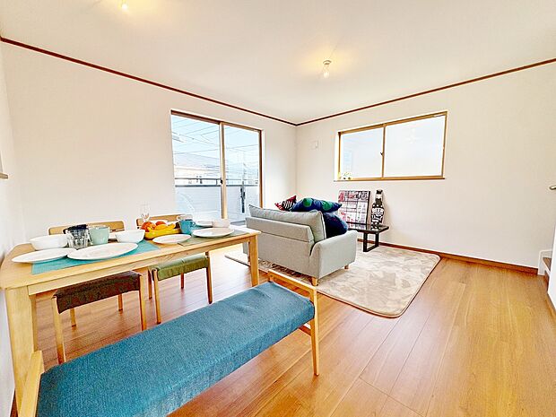 室内には豊かな陽光が注ぎ込み、爽やかな住空間を演出。