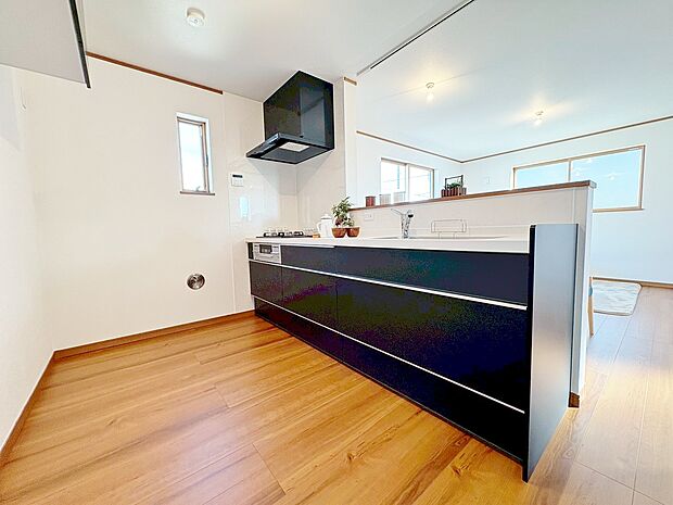 キッチン横にパントリーを設け、食品や生活用品などスムーズに収納できます。