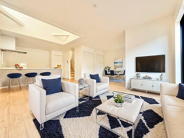 リビングの吹き抜けは明るく広がりのある空間を創出。※現況の物件写真にＣＧによる画像処理がされています。