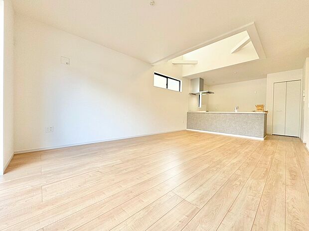 自然の光を感じられる開放的な吹き抜け。