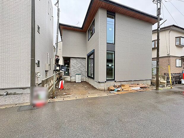 リビング上部には開放感を感じられる吹き抜けを設けています。(令和8年3月 撮影)