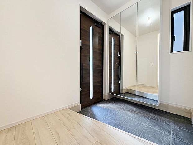 鏡が設置されているので、お洋服に合わせて靴もコーディネートしやすくなります。