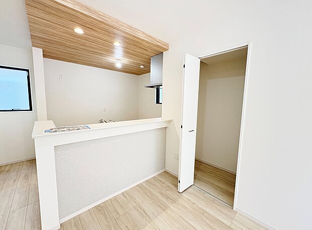 家族とのコミュニケーションを楽しめる対面キッチン。