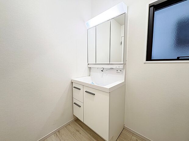 湿気がこもりやすい洗面所には窓があり換気がしっかり行えます。