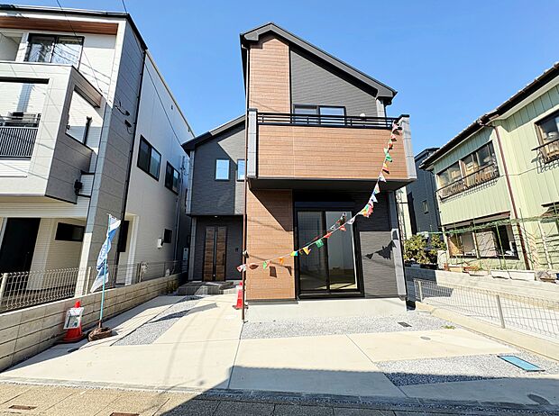 鳩ヶ谷駅徒歩9分の立地。自然と家族のコミュニケーションが生まれるリビングイン階段を採用。