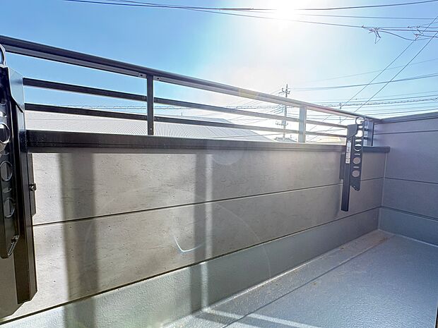 陽当たりの良い南向きのバルコニーです。