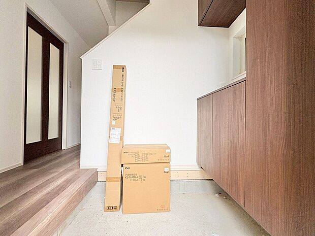 「行ってきます」と「ただいま」はこの玄関から始まります。(令和8年4月 撮影)