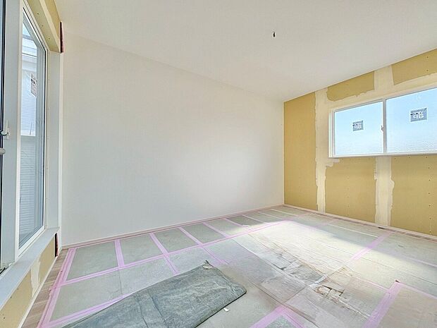 お部屋の窓を開ければ、開放感のある立地ならではの青空が。(令和8年5月 撮影)