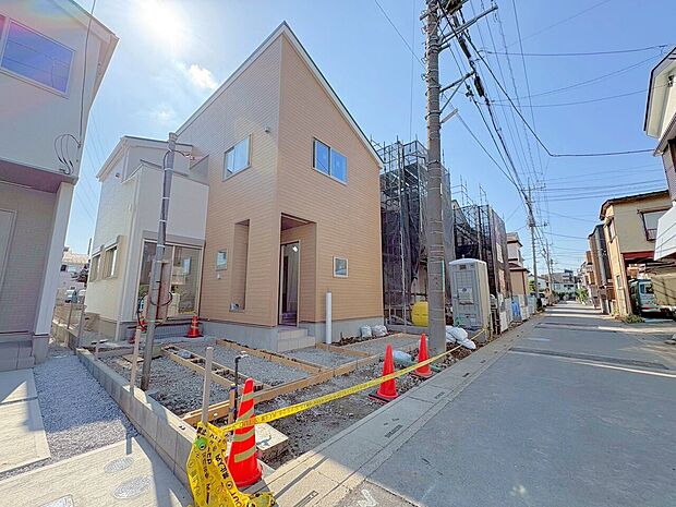 晴天の青空と交り合う姿は、静止画で留めておくには惜しい外観。(令和8年5月 撮影)