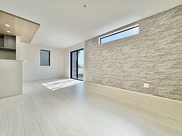 時間の移ろいによって様々な表情を見せるシルエットを楽しめます。