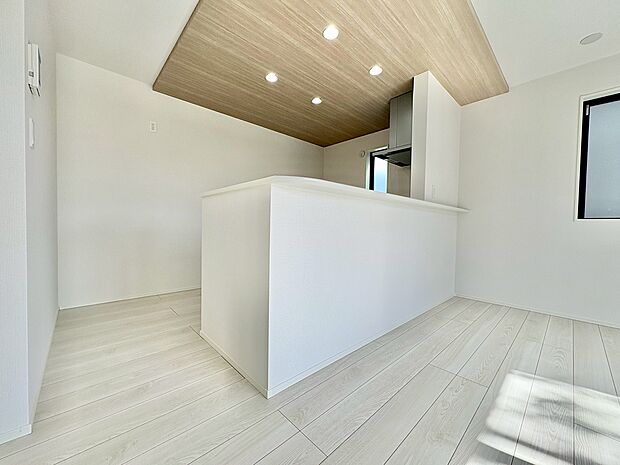 ダイニングとつながるキッチンからは家中が見渡せます。