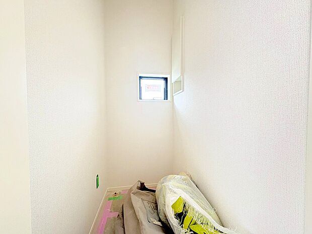 白を基調としたシンプルながらも落ち着くデザイン。(令和8年2月 撮影)