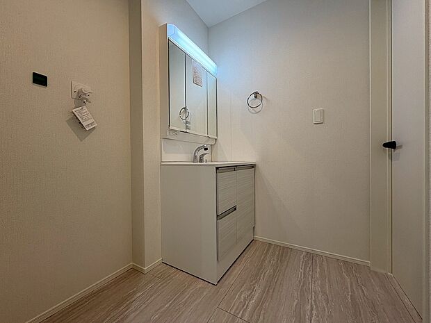 脱衣所内に二つの扉を設け、回遊動線を作ったお住まいです。