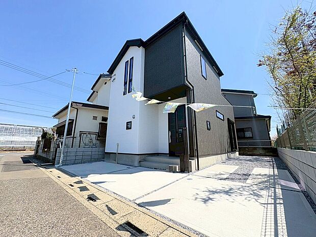 白と黒のメリハリあるコントラストが利いたお住まい。