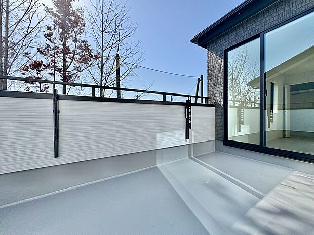 バルコニーから望む紺碧の空。