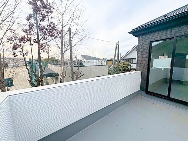 室内に豊かな陽光が注ぎ込み、さわやかな住空間を演出しています。(令和8年2月 撮影)