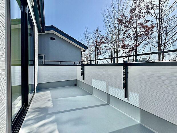 室内に豊かな陽光が注ぎ込み、さわやかな住空間を演出しています。