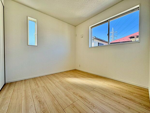 在宅ワークや納戸としても活躍する4.5帖のサービスルームです。