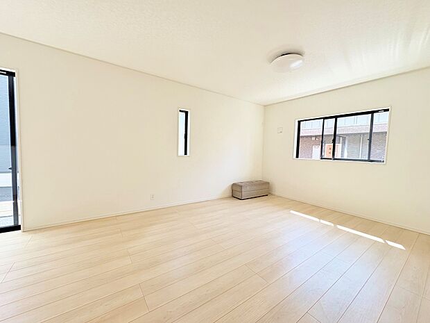 玄関ホールの先は帰宅した家族を笑顔で迎えるリビング。