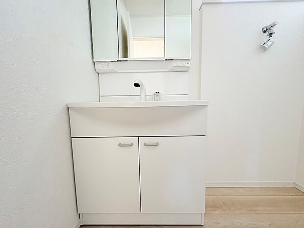 鏡の裏側には細かい物も収納でき、スッキリ片付いた洗面台に。