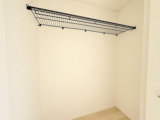 機能的な収納を配置して、片付いた空間を維持できそう。