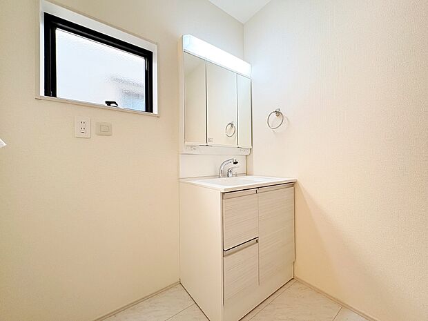 キッチンそばに洗面所、浴室を集めた無駄のないコンパクトな家事動線。