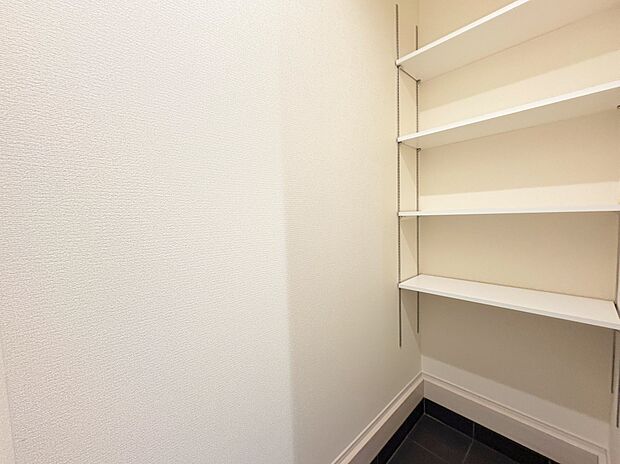 子供のベビーカーや遊び道具などもしまえます。