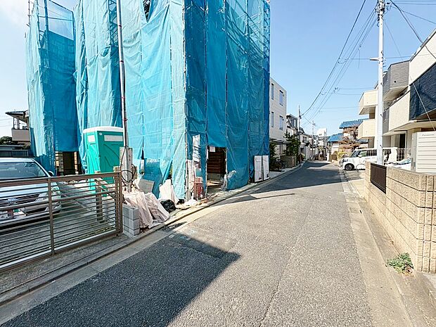 スーパーやコンビニなどが徒歩圏内にあり、買い物に便利な住環境です。(令和8年2月 撮影)