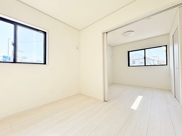 風の通り道。舞い込んでくる風が優しく躍り、室内に爽やかな空気を運んでくれます。