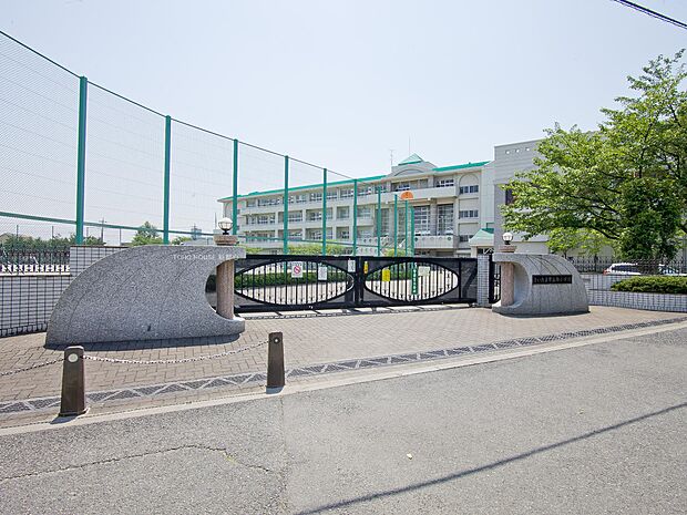 向小学校まで約950m