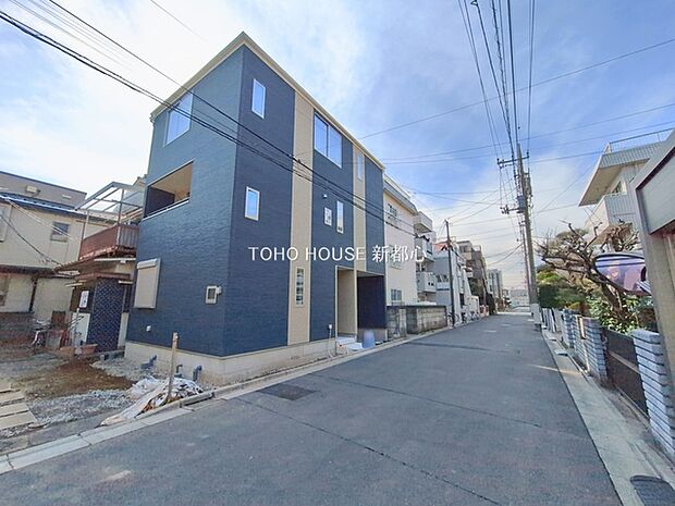 いつまでも輝き続けて、いつしか街の風景に溶け込んでいきます。