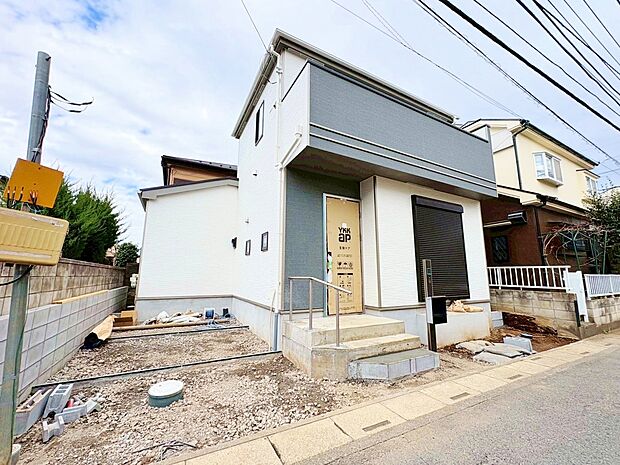 スーパー・コンビニ・ドラッグストが徒歩圏内にあり、買い物便利な住環境。(令和8年3月 撮影)