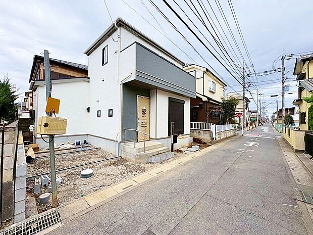 キッチンからリビング全体を見渡せる設計。(令和8年3月 撮影)