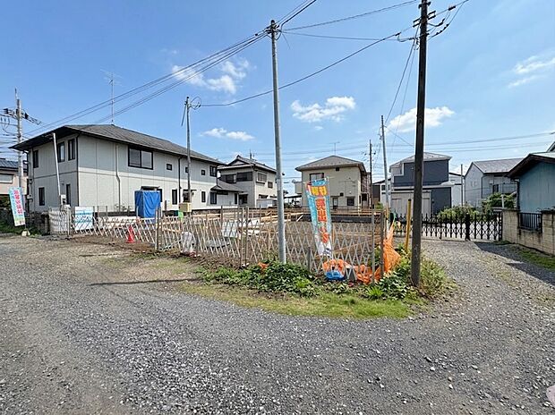 カースペースに2台駐車可能です。角地なので駐車が苦手な方も安心です。(令和8年6月 撮影)