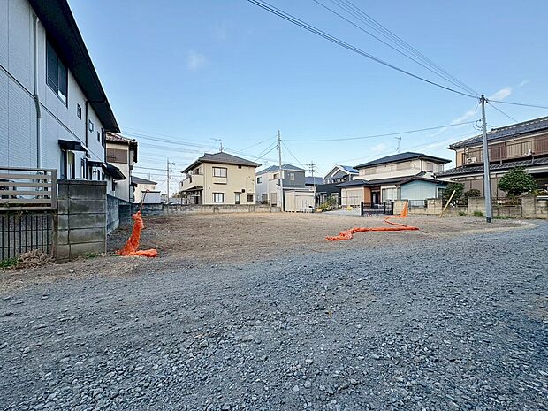 カースペースに2台駐車可能です。現地の採光や通風も実際にご確認下さい。(令和8年2月 撮影)