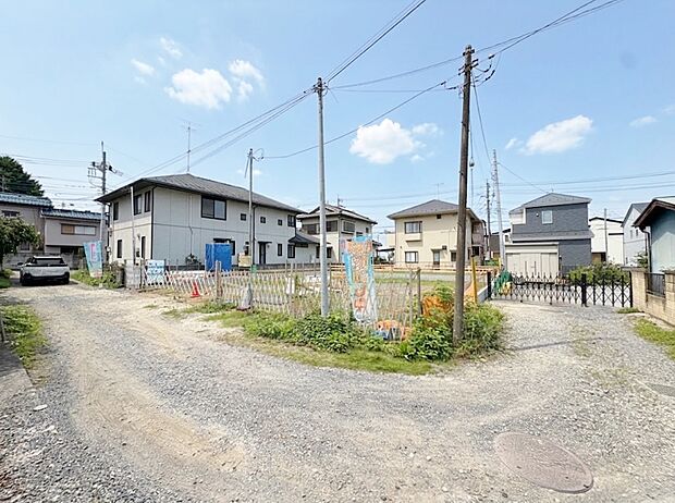 カースペースに2台駐車可能です。現地の採光や通風も実際にご確認下さい。(令和8年8月撮影)