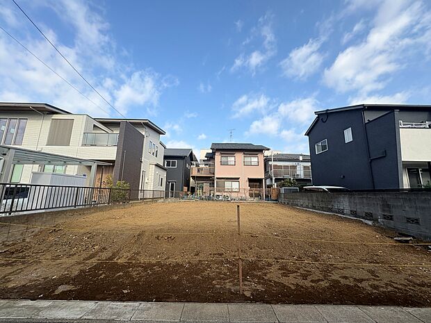 リビングには勾配天井を採用し開放感に満ちた空間に仕上げます。(令和8年2月 撮影)