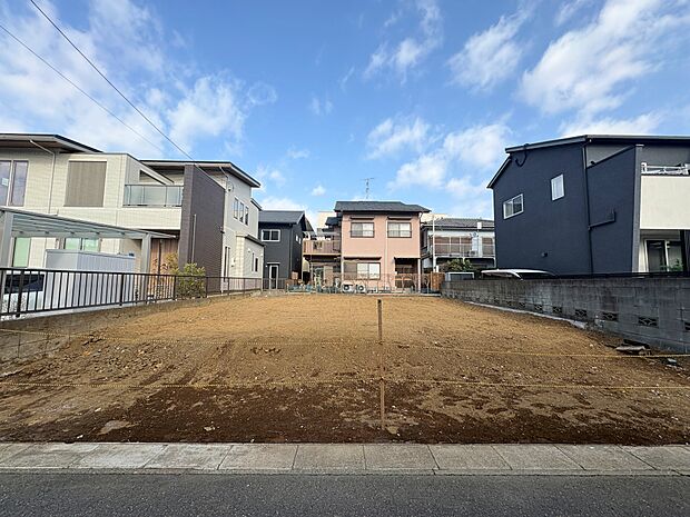 バルコニーに面した主寝室は広々10帖。(令和8年2月 撮影)