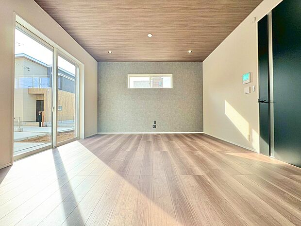 窓から注ぐ明るい陽差しが、広々としたLDKを演出。