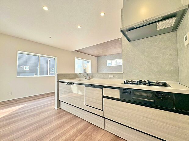 自然光が入る明るいキッチンは、作業スペースも広くとっています。